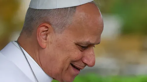 البابا ليون الرابع عشر مبتسم، يُظهر تعابير وجهه الهادئة في بيئة طبيعية، مما يعكس دوره كرمز روحي للكاثوليك.