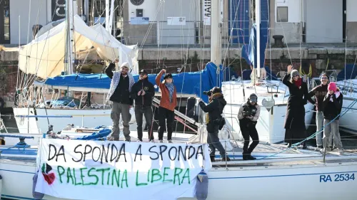 نشطاء من أسطول الصمود العالمي يرفعون لافتة تدعم فلسطين على متن قارب، في سياق احتجاجات ضد الاعتقالات في تونس.