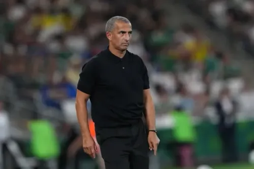 إقالة المدرب صابري لاموشي وتعيين Hervé Renard لقيادة منتخب تونس بعد خسارة كبيرة أمام السويد في كأس العالم.