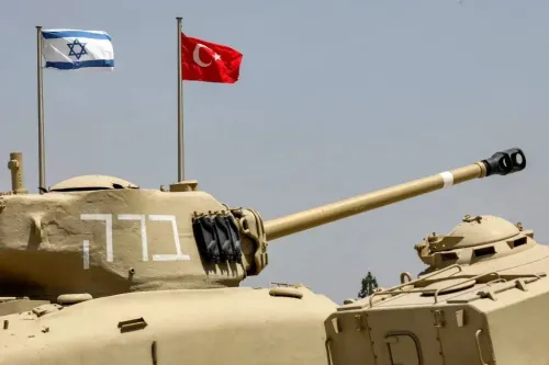 دبابة تحمل العلمين التركي والإسرائيلي، تعكس التوترات العسكرية بين البلدين في ظل التطورات في سوريا.