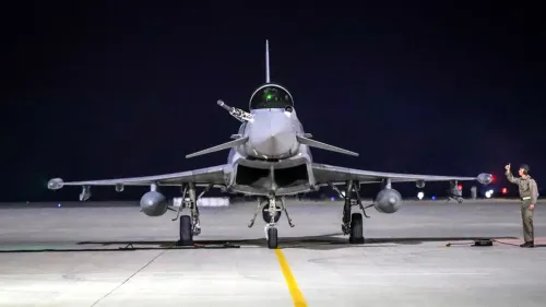 مقاتلة Eurofighter Typhoon على مدرج ليلي، تعكس التعاون الدفاعي المتزايد بين تركيا والمملكة المتحدة ضمن اتفاقية شراكة أمنية شاملة.