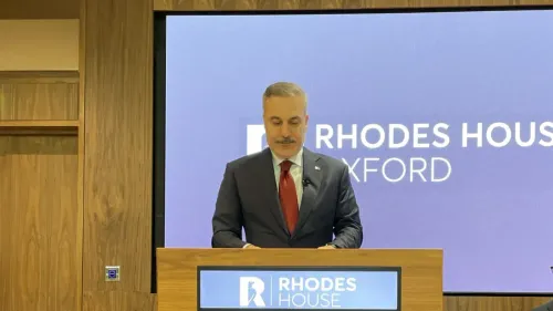 وزير الخارجية التركي هاكان فيدان يلقي خطابًا في جامعة أكسفورد، متحدثًا عن دور تركيا كوسيط دبلوماسي في الأزمات العالمية.
