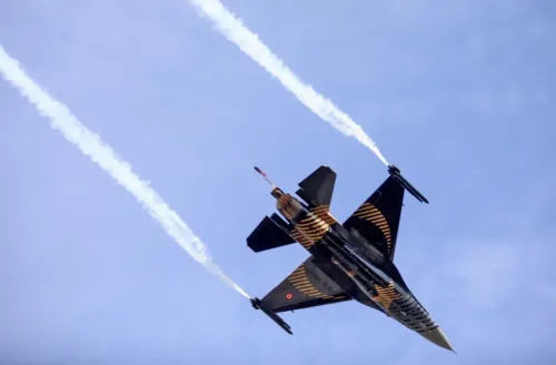 طائرة F-16 تركية تحلق في السماء، مع آثار دخان خلفها، تعكس زيادة الاستثمارات العسكرية التركية في الصومال.