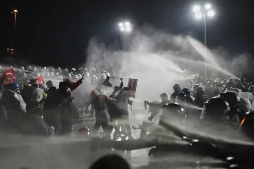 مظاهرة حاشدة في إسطنبول تتعرض لتفريق من قبل الشرطة باستخدام خراطيم المياه، وسط أجواء من التوتر والاحتجاجات ضد اعتقال رئيس البلدية.
