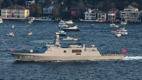 سفينة تركية تبحر في البحر الأسود، مع وجود قوارب أخرى في الخلفية، تعكس جهود تركيا في تعزيز الأمن البحري لأوكرانيا.