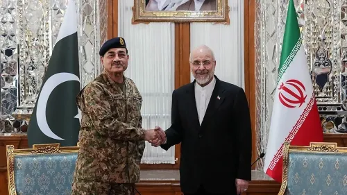 لقاء بين قائد عسكري باكستاني ومسؤول إيراني، مع العلمين الباكستاني والإيراني خلفهما، في سياق التحليل الإقليمي حول التوترات.