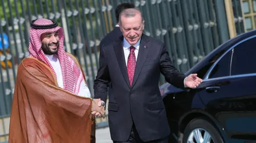 ولي العهد السعودي والرئيس التركي يتصافحان بحفاوة خلال زيارة رسمية لتعزيز التعاون الدفاعي بين السعودية وتركيا وباكستان.