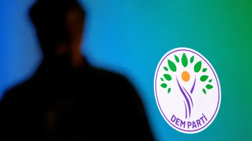 شعار حزب الشعوب للمساواة والديمقراطية (DEM Parti) مع خلفية ملونة، يعكس مواقفه السياسية تجاه الأكراد والحرب الأمريكية الإسرائيلية على إيران.