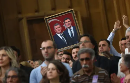 حشد من أنصار المعارضة التركية يحملون صورة تجمع أوزغور أوزيل وكمال كيليتشدار أوغلو خلال اجتماع سياسي يعكس انقسام حزب الشعب الجمهوري.