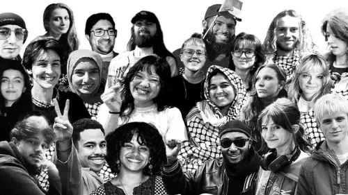 مجموعة من الأفراد يرتدون ملابس تحمل رموزًا فلسطينية، يعبرون عن التضامن مع المعتقلين في قضية اقتحام مصنع أسلحة إسرائيلي.