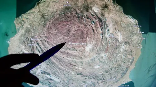 خريطة توضح جزيرة هرمز في الخليج، مع تفاصيل تضاريسها ومواقعها، مما يعكس الأهمية الاستراتيجية للمنطقة في سياق التوترات العسكرية.