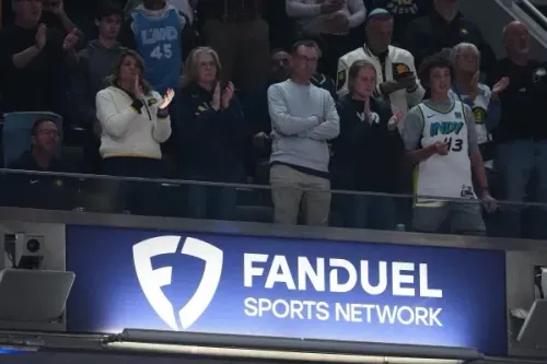 جمهور فريق إنديانا بيسرز في ملعب جاينبريدج فيلدهاوس، يصفقون خلال مباراة الافتتاح، مع لافتة شبكة فاندويل في الخلفية.