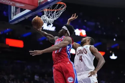 إيفان موبلي يسجل رمية دانك خلال مباراة كليفلاند كافالييرز ضد فريق 76ers، مع تواجد لاعب كافالييرز في الخلفية.