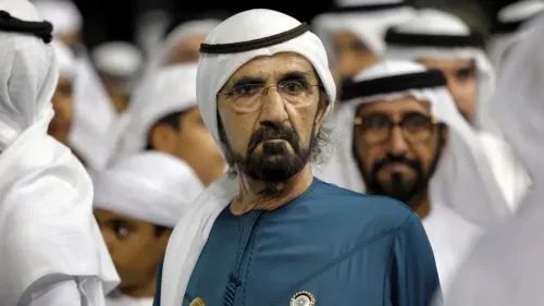 تجمع حشود من المواطنين في الإمارات، مع تركيز على رجل يرتدي الزي التقليدي، في سياق الأحداث الأمنية الأخيرة.