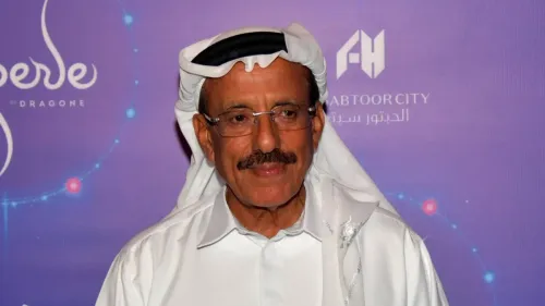 رجل الأعمال الإماراتي خلف الهابطور يرتدي الثوب والغترة البيضاء في مناسبة عامة، مع خلفية شعار الجبتر سيتي.