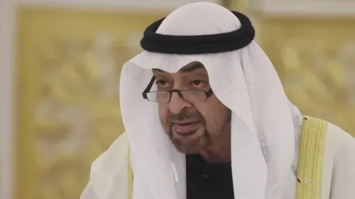 لقاء رسمي لأحد المسؤولين الإماراتيين، يرتدي الزي التقليدي، في سياق العلاقات بين الإمارات والسعودية وتأثيرها على السياسة الأمريكية.