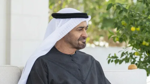 محمد بن زايد، رئيس الإمارات، يجلس في حديقة، مع خلفية خضراء، يعكس التوترات السياسية في المنطقة بعد الهجمات الإيرانية.