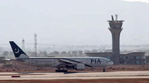طائرة تابعة للخطوط الجوية الباكستانية PIA تقلع من مطار إسلام أباد، مع برج المراقبة في الخلفية، في سياق انهيار صفقة إدارة المطار مع الإمارات.