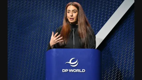 هند العويس، مسؤولة إماراتية، تتحدث في مؤتمر حول حقوق الإنسان، مع شعار DP World خلفها، في دبي.