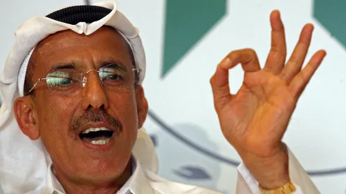 خلف الحبتور، الملياردير الإماراتي، يتحدث بحماس خلال مؤتمر، معبرًا عن موقفه من التوترات الإقليمية وعلاقات الإمارات مع الولايات المتحدة وإسرائيل.