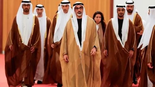 تظهر مجموعة من الرجال يرتدون الزي الإماراتي التقليدي، يتقدمهم شخصية بارزة، في سياق رسمي يعكس تأثير عائلة آل نهيان في السياسة الزراعية.