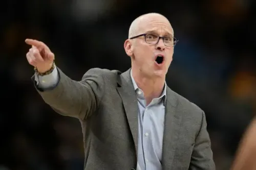 مدرب جامعة يوكون دان هيرلي يعبر عن استيائه بعد طرده خلال مباراة ضد ماركيت، حيث يظهر وهو يتحدث بحماس مع الحكام.