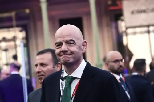 ألكسندر سيفيرين رئيس الاتحاد الأوروبي لكرة القدم في مؤتمر صحفي وسط حضور رسمي، مع تصاعد الضغوط على جياني إنفانتينو رئيس الفيفا.