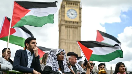 متظاهرون يحملون الأعلام الفلسطينية أمام ساعة بيغ بن في لندن خلال احتجاج لدعم حقوق الفلسطينيين ضد الاعتقال الإداري الإسرائيلي.