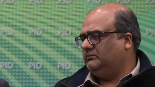 شاهزاد أكبر، المستشار السابق في باكستان، يظهر في صورة تعكس قلقه بعد تعرضه لاعتداءات متكررة، مما يعكس التهديدات ضد المعارضين السياسيين.