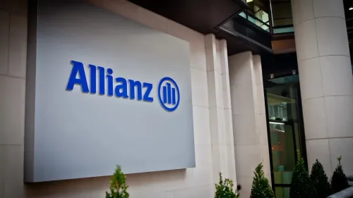 شعار شركة Allianz يظهر في واجهة مكتبها، حيث تجري دعوى مدنية ضد ناشطين مؤيدين لفلسطين بسبب احتجاجاتهم.