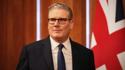 رئيس الوزراء البريطاني كير ستارمر يتحدث في مؤتمر صحفي، مع العلم البريطاني خلفه، حول نشر نظام الدفاع الجوي في الكويت.