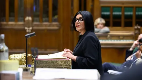 شخصية نسائية تتحدث في البرلمان البريطاني، تعبر عن قلق النواب بشأن عرقلة إجلاء النساء والأطفال من غزة وإجراءات لمّ الشمل.