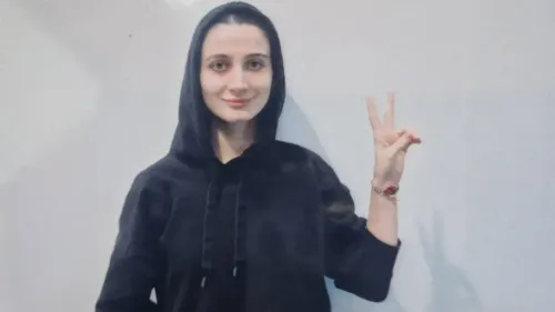 تي خوجة، أسيرة فلسطينية، ترفع علامة النصر أثناء إضرابها عن الطعام احتجاجًا على ظروف اعتقالها.