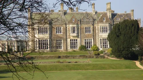 مبنى Wilton Park التاريخي في المملكة المتحدة حيث يُعقد مؤتمر سري حول السودان بمشاركة ممثلين من قوات الدعم السريع الإماراتية والبريطانية.