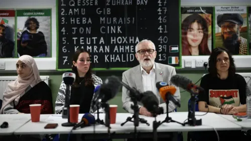 اجتماع للناشطين لدعم هبة المريسي، المضربة عن الطعام، مع صور للناشطين على الجدار، يتحدث فيه أحدهم عن ظروفهم الصحية.