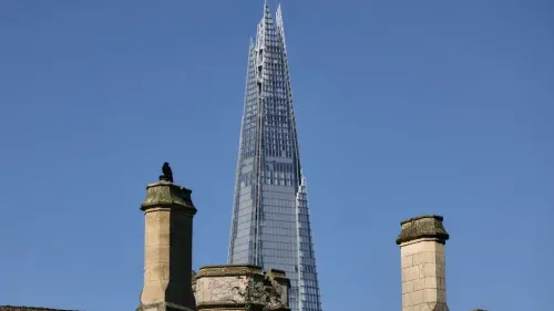 ناطحة سحاب The Shard في لندن، رمز لاستثمارات التمويل الإسلامي الخليجي ودوره في تطوير المشروعات العقارية البريطانية.