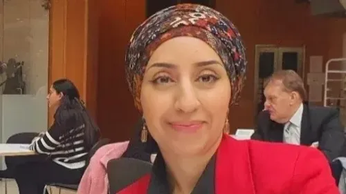 صورة لنائبة بريطانية ترتدي حجابًا، تعبر عن الدهشة من احتجازها في إسرائيل، ضمن وفد برلماني لزيارة الضفة الغربية.
