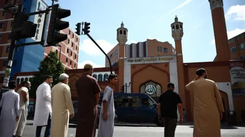 رجال مسلمون يعبرون الشارع أمام مسجد شرق لندن، في سياق تصاعد هجمات الإسلاموفوبيا على المساجد في المملكة المتحدة.