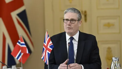 كيير ستارمر، زعيم حزب العمال البريطاني، يتحدث في مؤتمر مع أعلام المملكة المتحدة والنرويج، مع التركيز على السياسة الخارجية والأمن النووي.