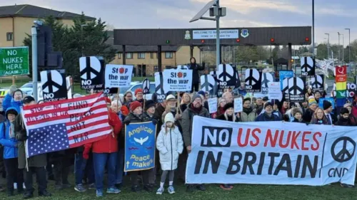 مظاهرة أمام قاعدة سلاح الجو الملكي البريطاني في لاكينهيث، حيث يحمل المتظاهرون لافتات تطالب بوقف الحرب ورفض الأسلحة النووية.