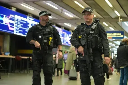 شرطة مسلحة تقوم بدوريات في محطة قطار بعد هجوم طعن جماعي، لتعزيز الأمن والطمأنينة للركاب في لندن.