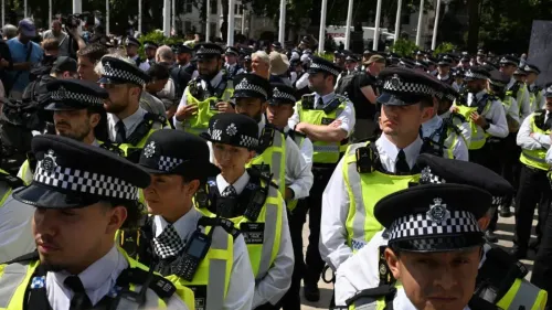 تجمع كبير للشرطة في لندن خلال مظاهرة مؤيدة لفلسطين، حيث يظهر عناصر الأمن بزيهم الرسمي وسط حشود من المتظاهرين.