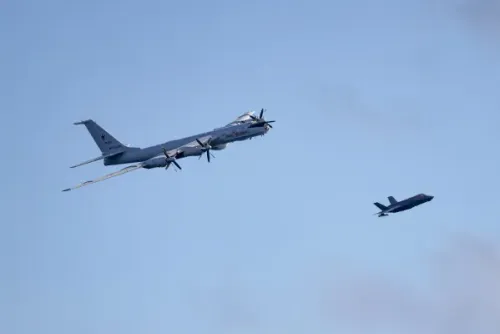 طائرة روسية من طراز Bear-F تحلق بجانب مقاتلة بريطانية F-35 خلال اعتراض في بحر النرويج قرب حاملة الطائرات HMS Prince of Wales.