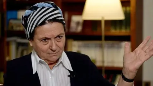 دانييلا فايس، الناشطة الاستيطانية، تتحدث في مقابلة مع خلفية مكتبة، مشيرة إلى مواقفها بشأن الاستيطان في الضفة الغربية.