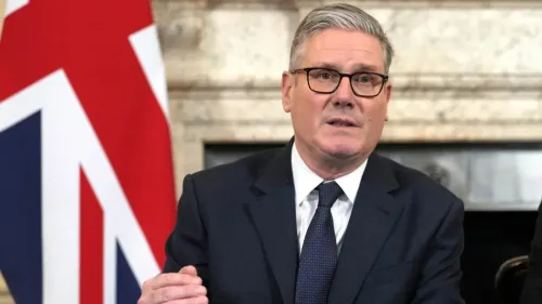 كير ستارمر، زعيم حزب العمال البريطاني، يتحدث خلال مؤتمر صحفي، مع العلم البريطاني خلفه، معربًا عن قلقه بشأن الهجمات على قاعدة أكروتيري.