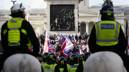 تجمع حشود كبيرة في ميدان ترافالغار بلندن خلال مظاهرة يقودها اليمين المتطرف، مع وجود شرطة على ظهور الخيل.