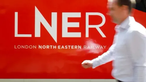 شعار شركة قطارات لندن الشمالية الشرقية LNER على خلفية حمراء مع رجل يمشي بجانب القطار، في سياق حظر ارتداء شارات التضامن مع فلسطين من قبل موظفي الشركة.