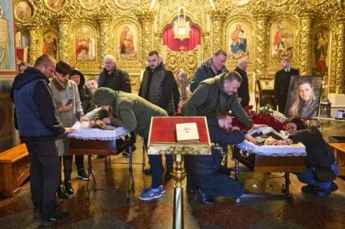 تجمع المئات في كنيسة في كييف لتكريم الصحفيين أولينا هوبانوفا ويفهن كارمازين الذين قُتلا في هجوم بطائرة مسيرة روسية.