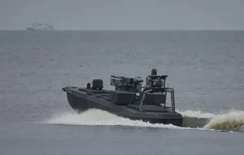 سفينة أوكرانية بدون طيار تعمل في البحر الأسود، مزودة بأنظمة استهداف متطورة وذخائر ثقيلة، تمثل تقدمًا في الحرب البحرية.