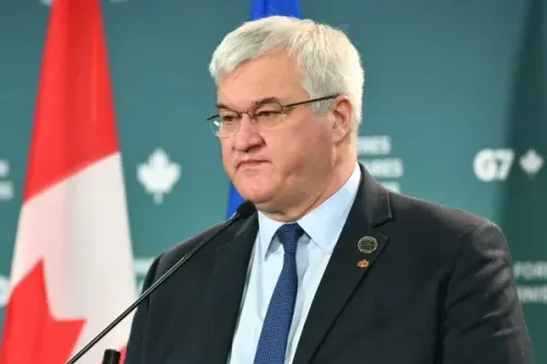 اجتماع وزير الخارجية الأوكراني أندري سيبيها مع دبلوماسيي مجموعة السبع الكبرى في نياجارا-أون-ثي-لايك، حيث يناقش دعم أوكرانيا في مواجهة الهجمات الروسية.